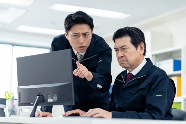 オフィスで議論する男性たち