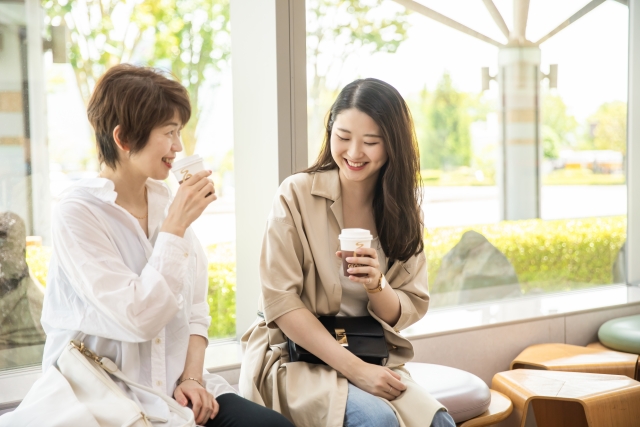 カフェで会話を楽しむ笑顔の女性たち