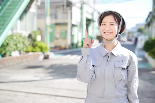 ヘルメットを着用した笑顔の作業員