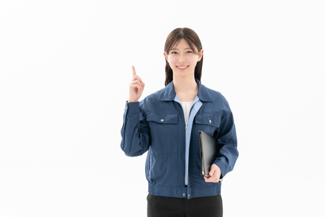 指を立てて説明する女性